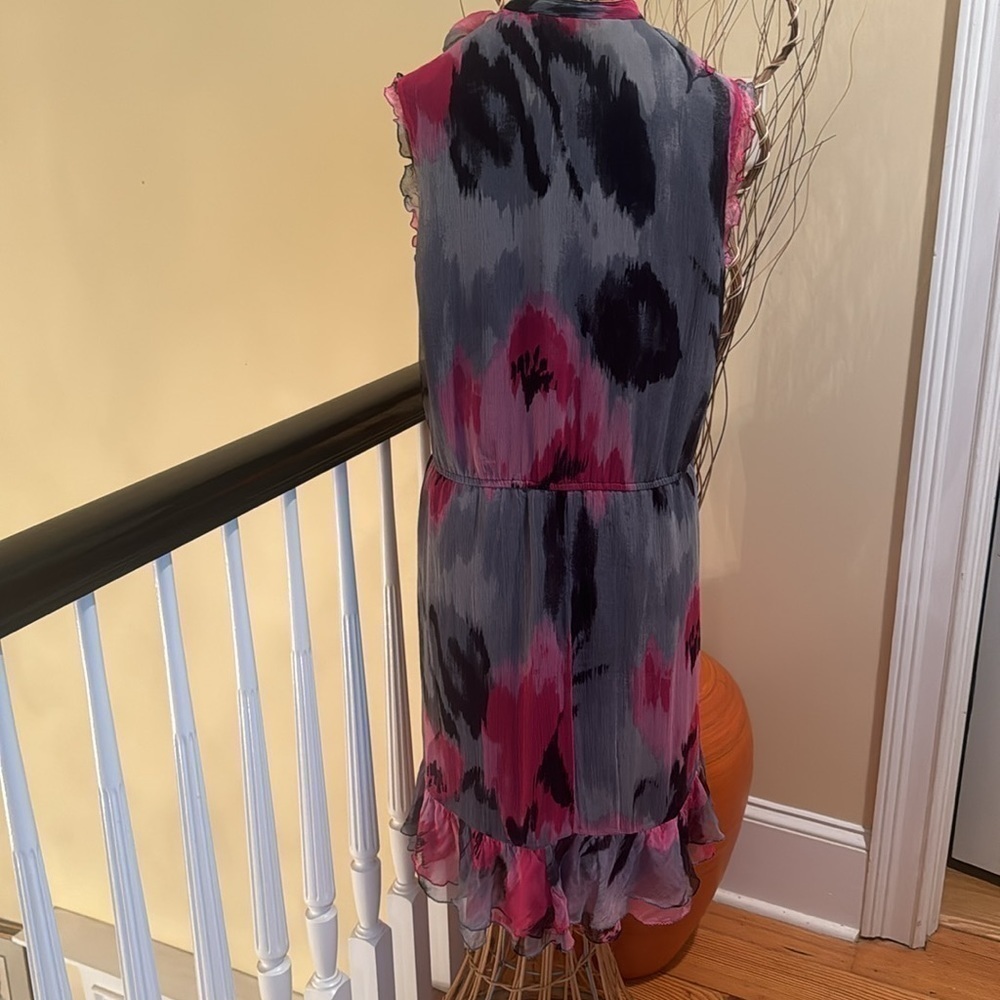 Trina Turk 100% silk dress. Lining is polyester - Picture 5 of 10